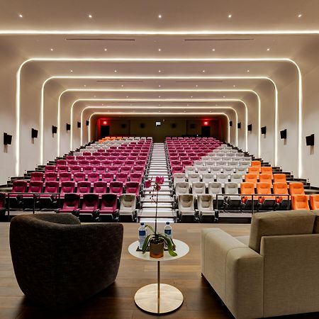 Hotel X Toronto, A Destination By Hyatt Hotel Eksteriør bilde The movie theater at The Standard East Village