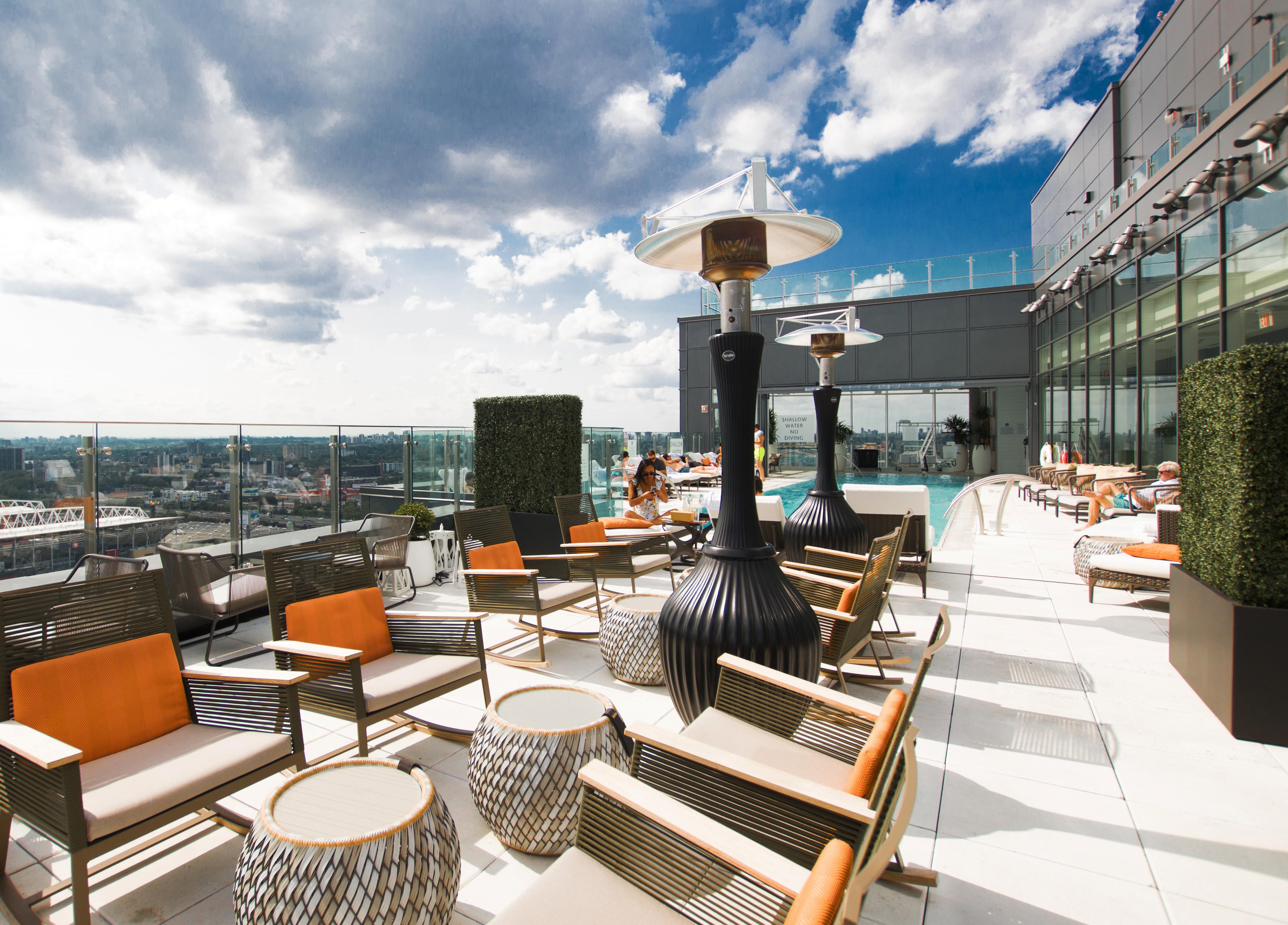 Hotel X Toronto, A Destination By Hyatt Hotel Eksteriør bilde The rooftop pool at the InterContinental