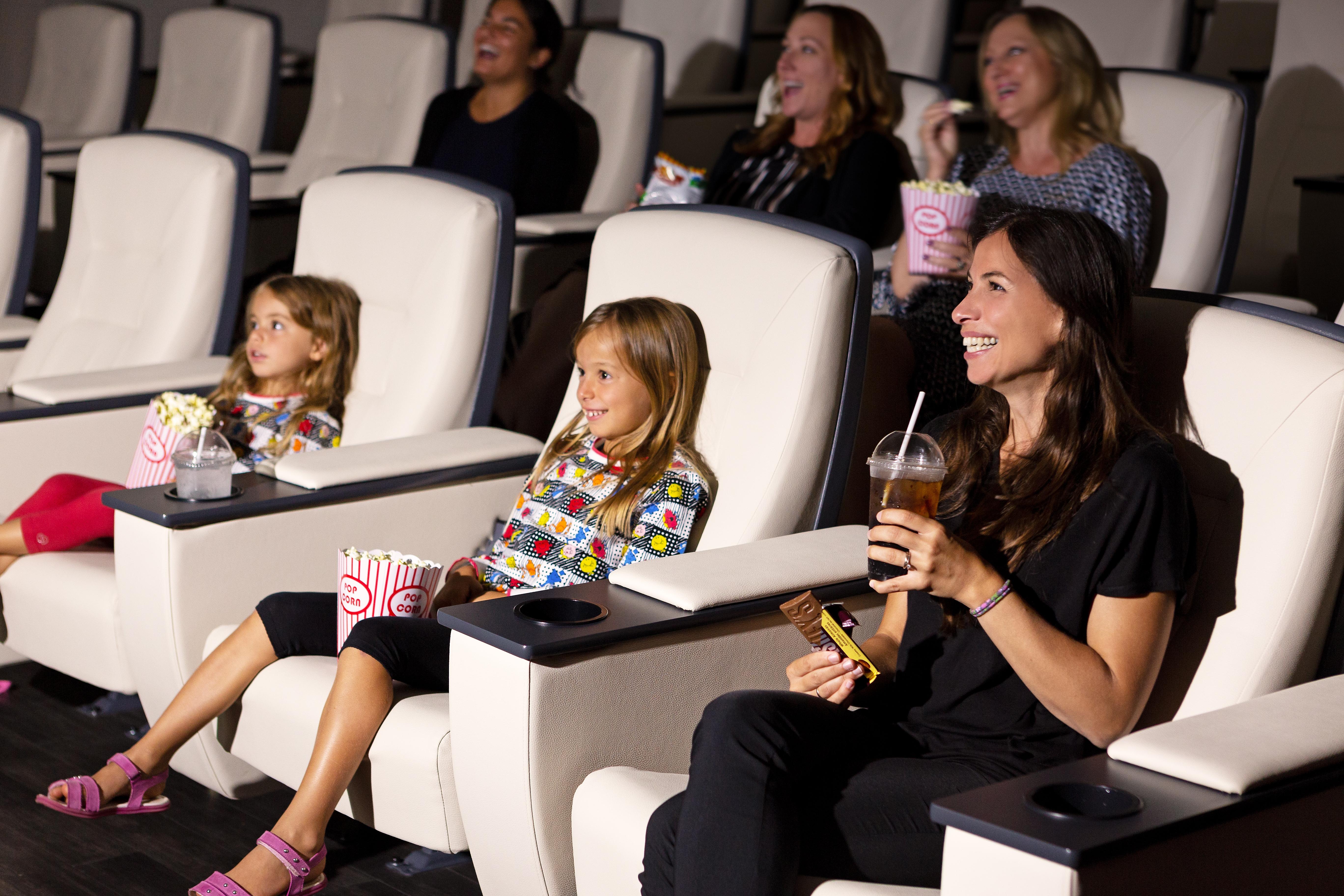 Hotel X Toronto, A Destination By Hyatt Hotel Eksteriør bilde Moviegoers at a movie theater